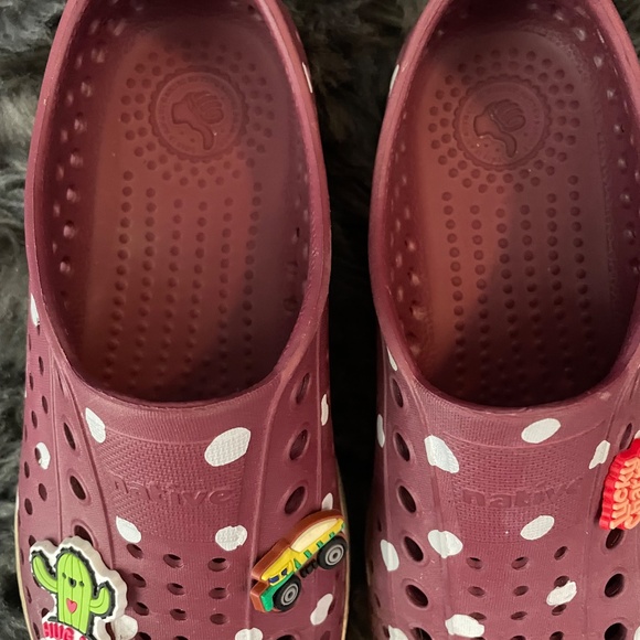 Native Maroon polkadot shoes - Picture 4 of 4
